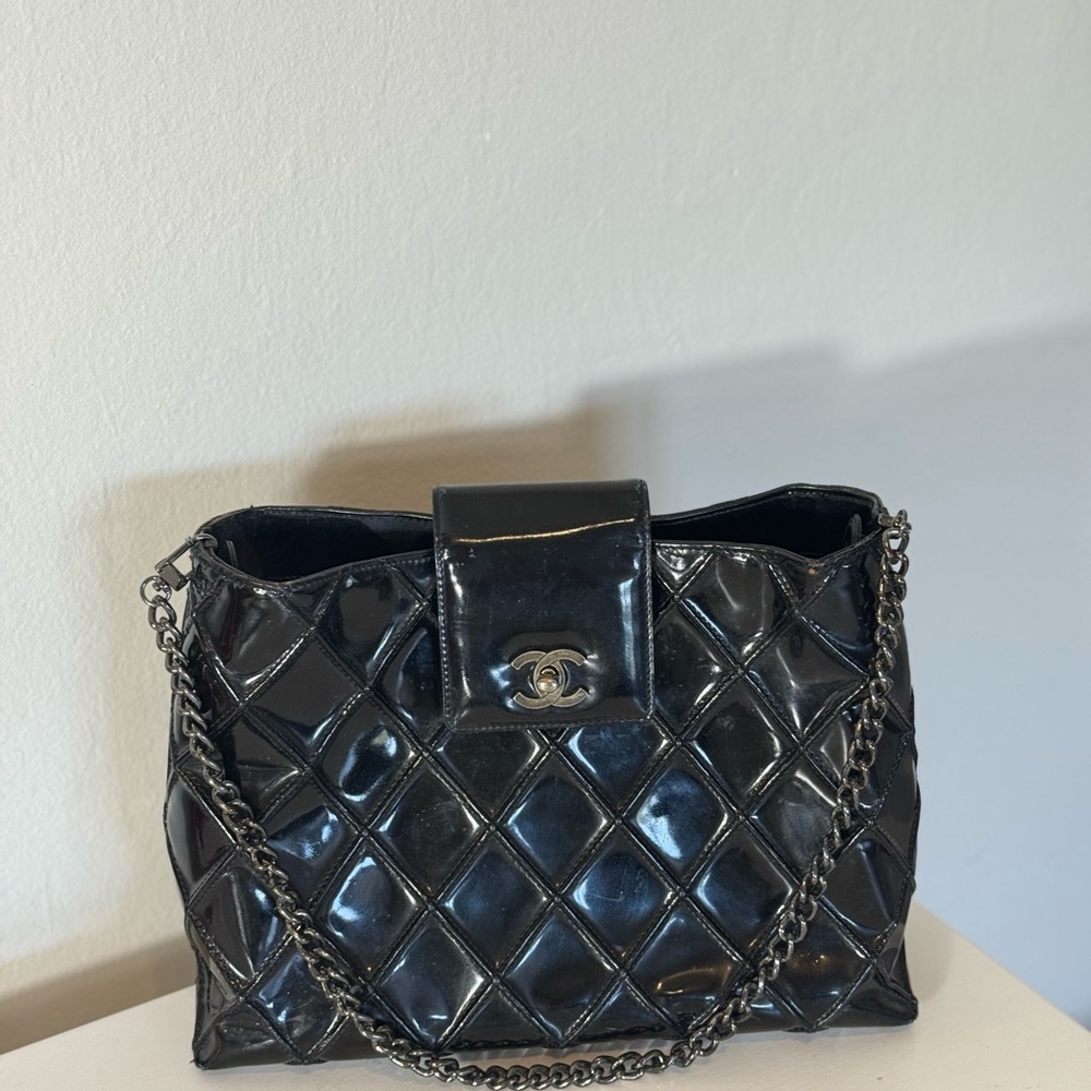CHANEL Black Quilted Patent Shoulder Bag with Glossy Finish